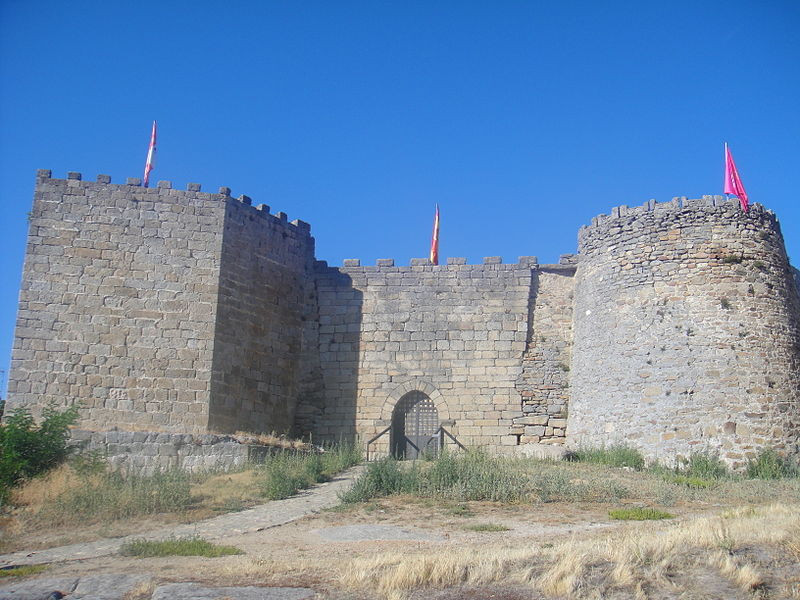 800px Entrada principal del castillo de Ledesma  2