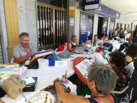 Encajeras y encajero realizando sus trabajos