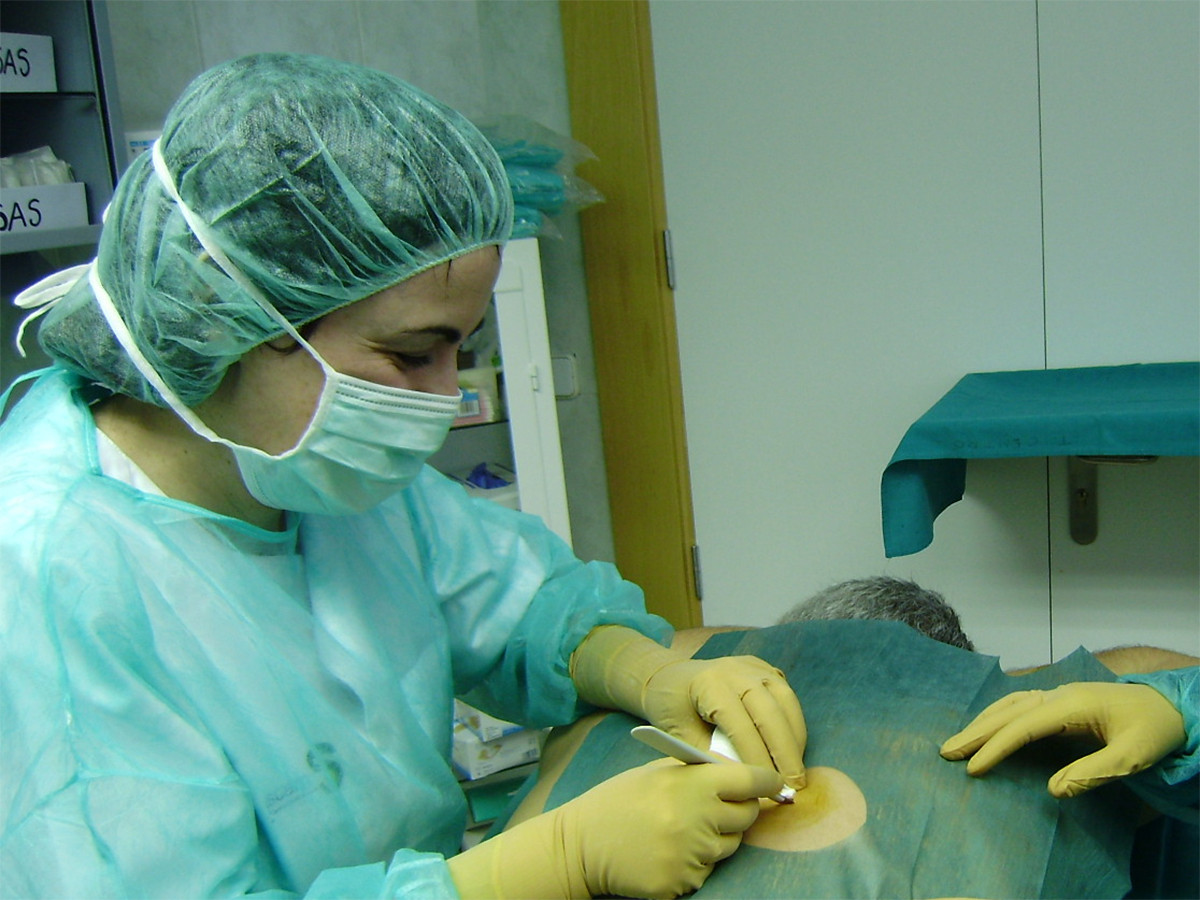 Enfermera interviene en una operacion quirurgica de cirugia menor