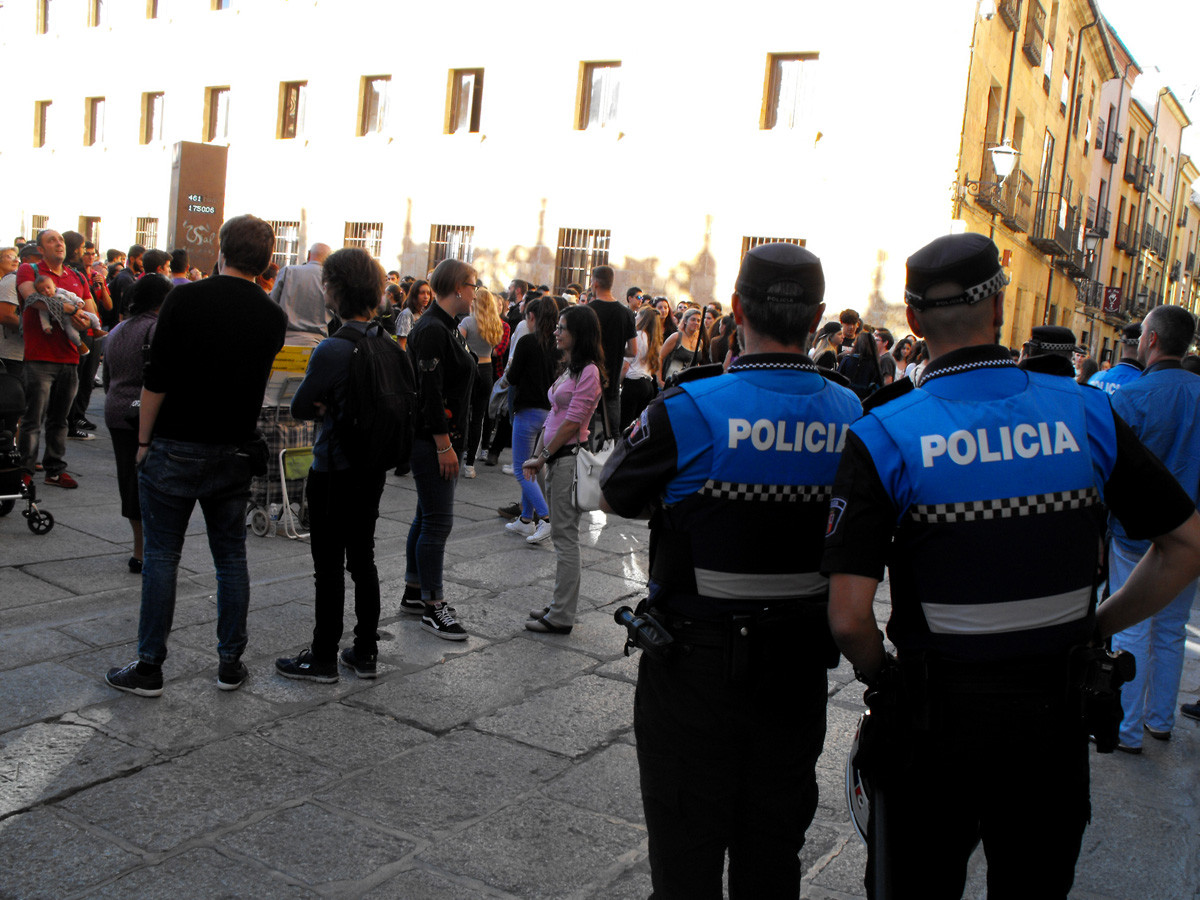 Policu00eda Local Salamanca durante una concentraciu00f3n ciudadana