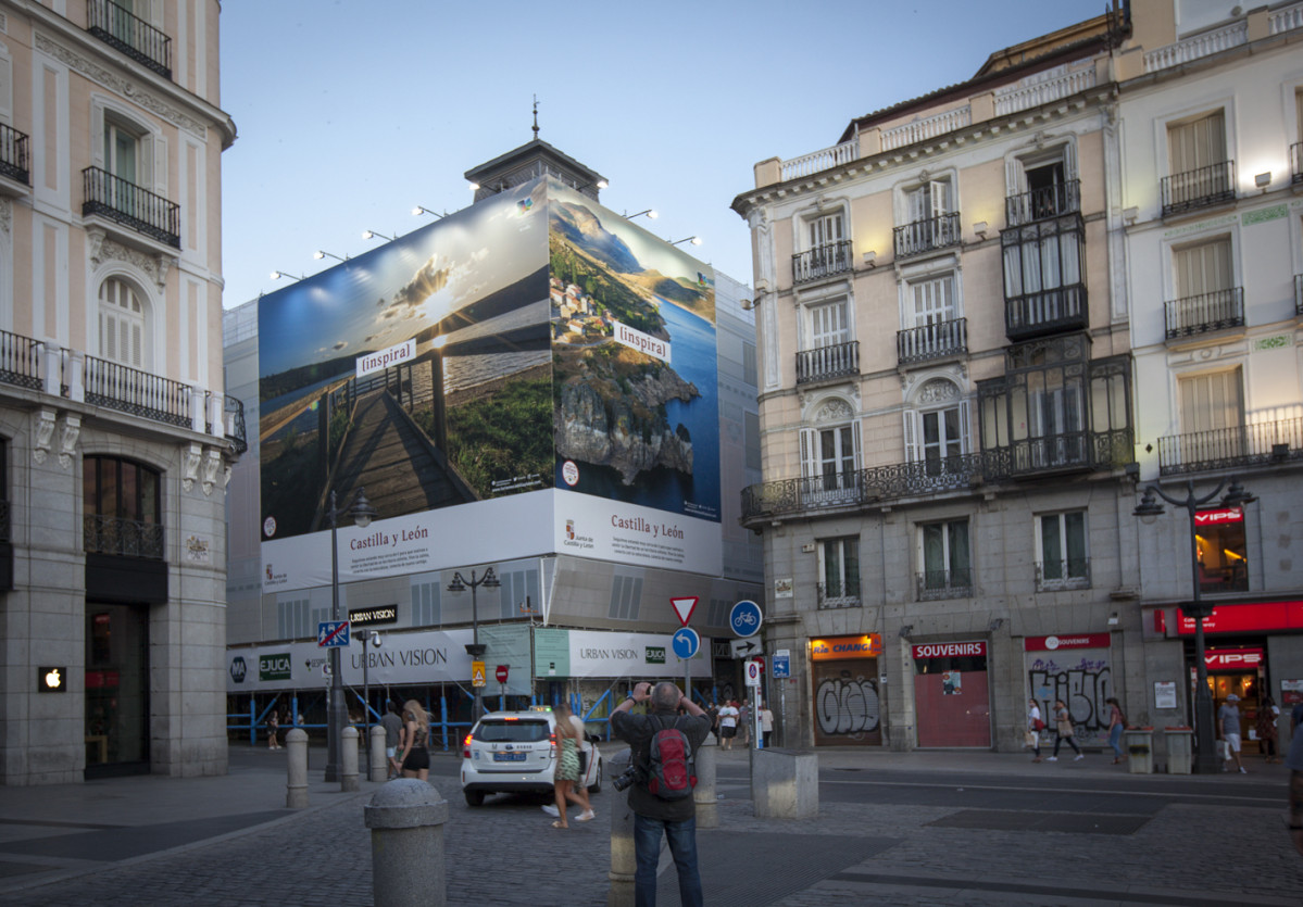 Lona publicitaria u2018Castilla y Leu00f3n Inspirau2019 en Puerta del Sol