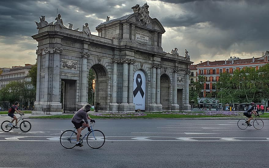 Desescalada madrid spain coronavirus confined confinement dom schedule cyclists