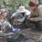 Norm Andrea Weiler con parte del equipo de colaboradores trabajando en el campo colocando y comprobando las cámaras trampa.