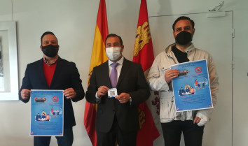 Eloy Ruiz entrega las pegatinas con código QR