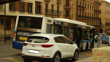 Un auto ocupa la parada del bus en la Gran Vía